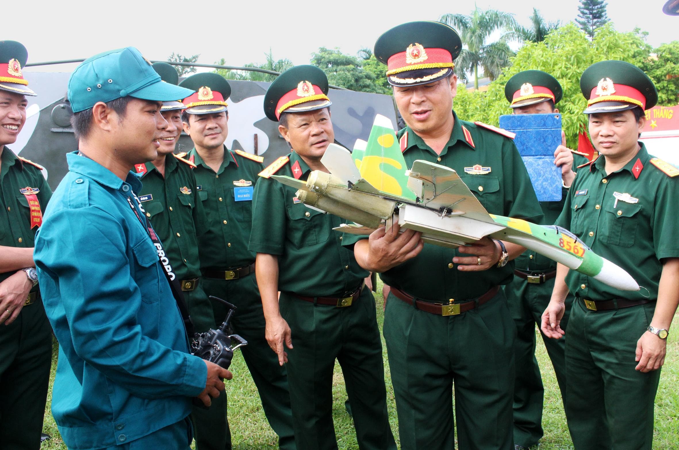 Chiến sĩ "sao vuông" chế tạo máy bay mô hình
