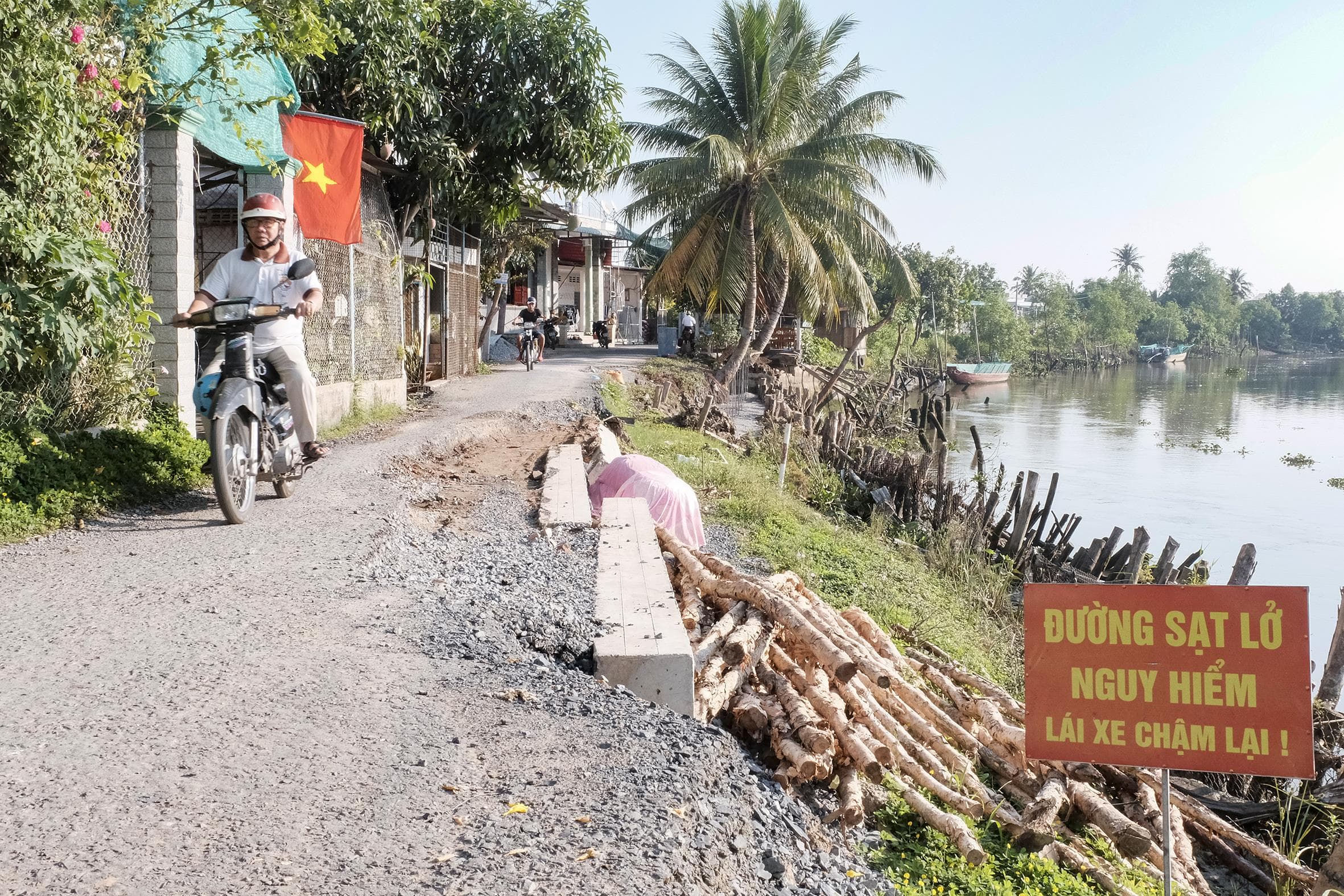 Đường nông thôn mới sạt lở nghiêm trọng
