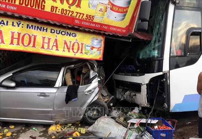 Nam Định: Xe khách lao vào nhà dân làm 1 người chết, 3 người bị thương