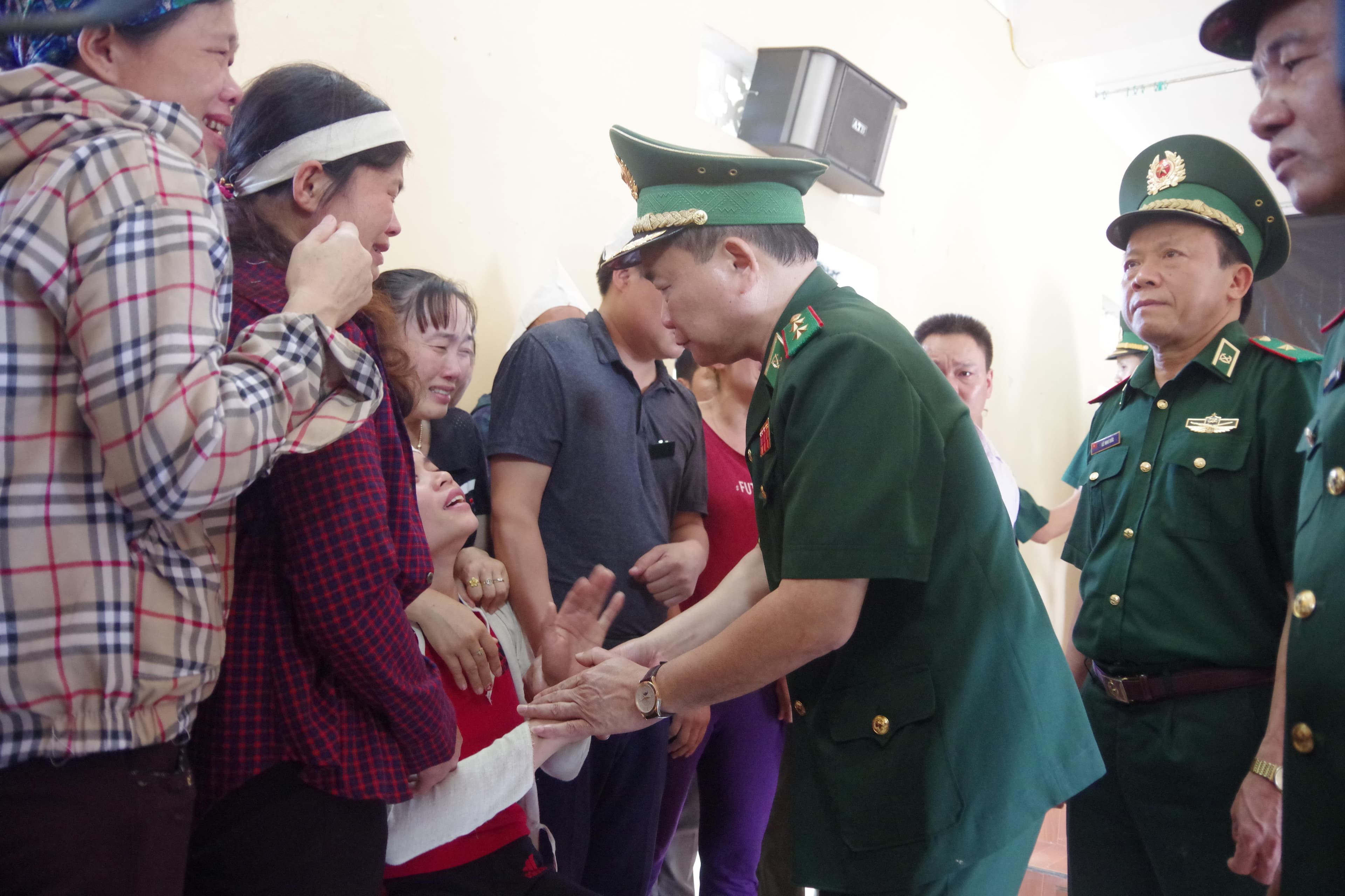 Thiếu tá Vi Văn Nhất hy sinh khi tấn công tội phạm