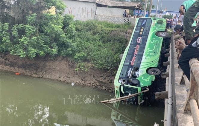 Thanh Hóa: Xe khách lao xuống sông khiến 1 người chết, nhiều người bị thương