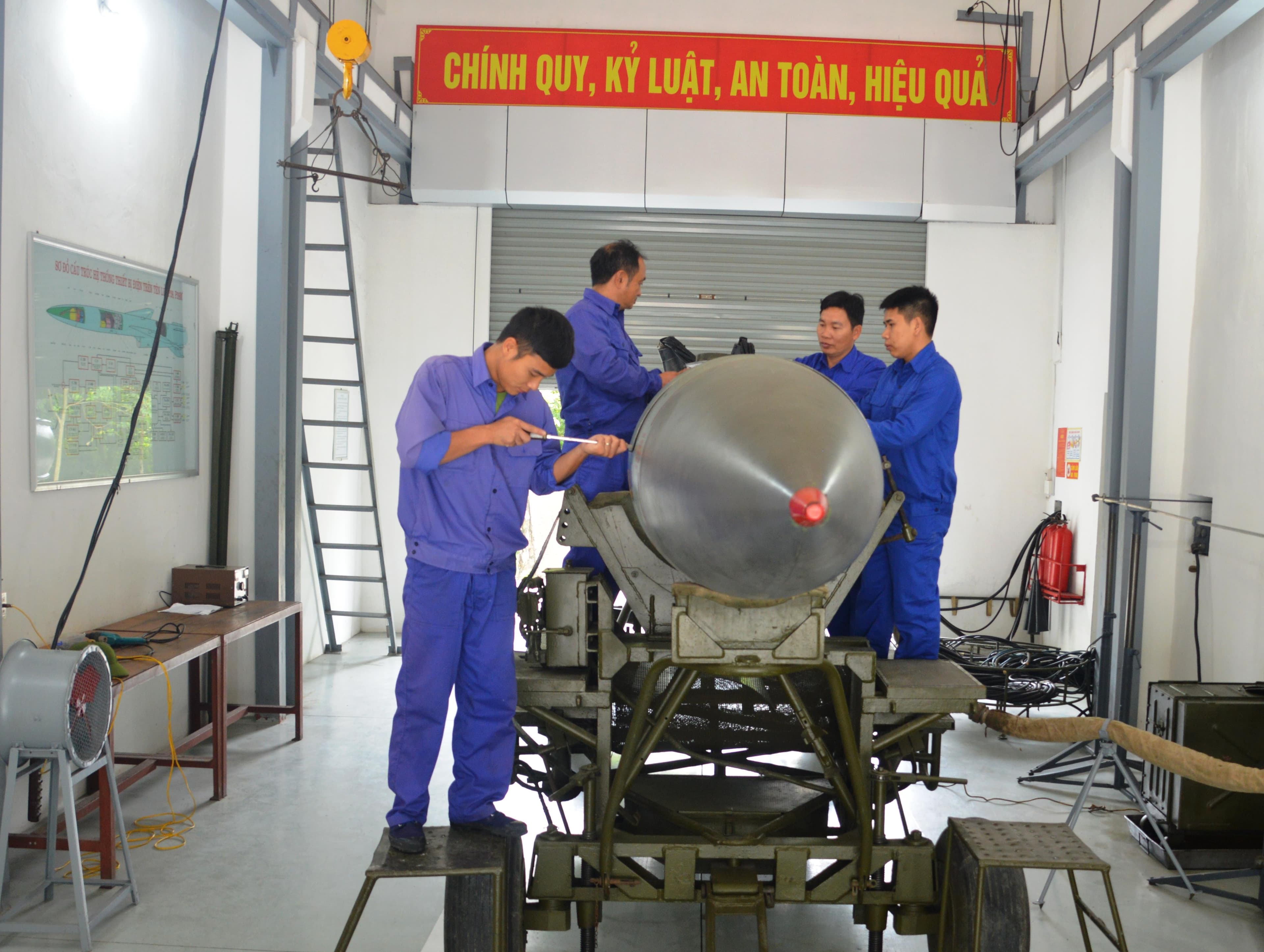 Huấn luyện làm chủ vũ khí, khí tài, xử lý nhanh các tình huống tác chiến