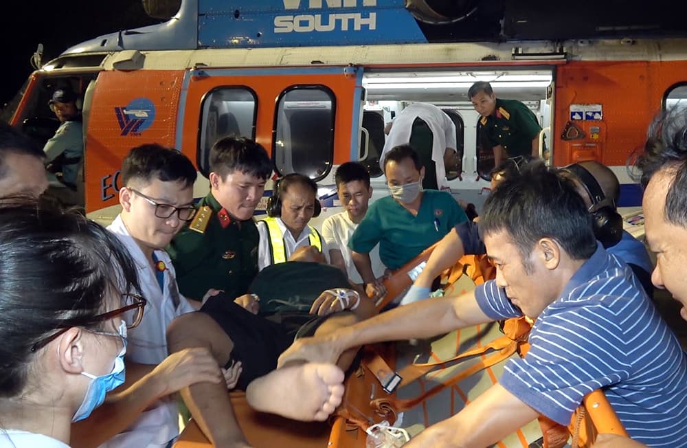 Đưa hai ngư dân gặp nạn từ huyện đảo Trường Sa vào đất liền điều trị