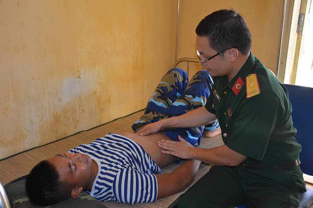 "Chuyện thường" của bác sĩ đảo Phan Vinh