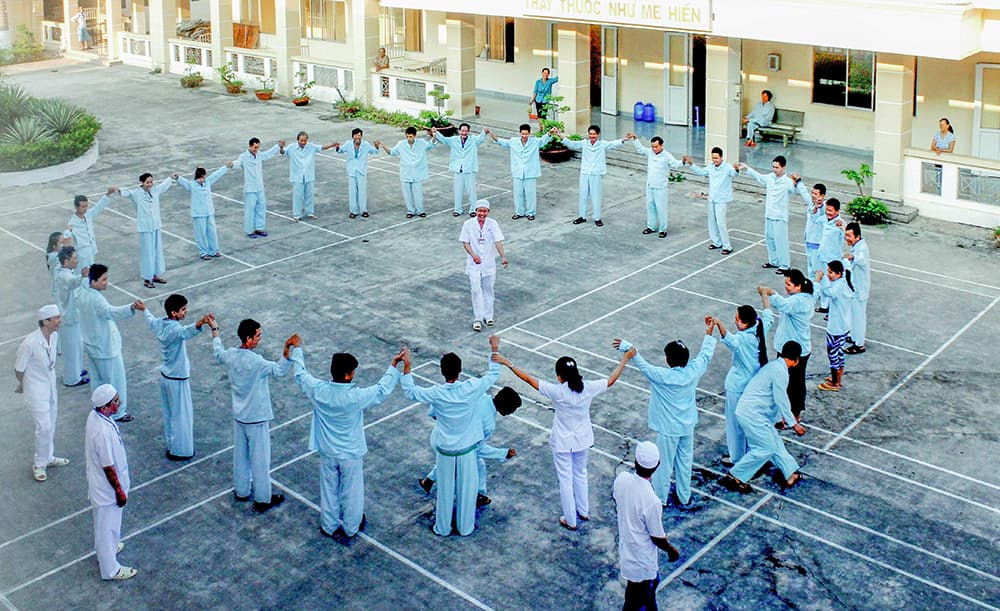 Giúp người bệnh hòa nhập đời thường