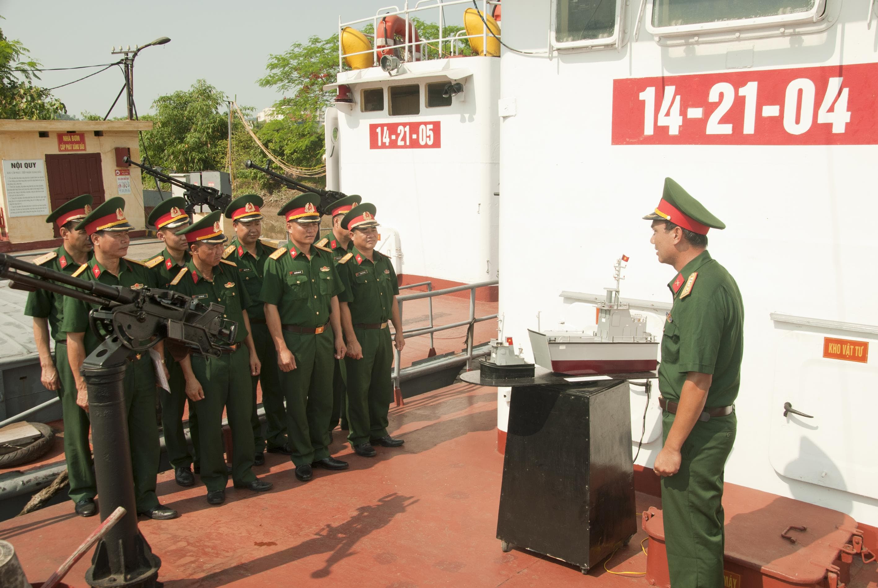 Vượt khó trên những con tàu