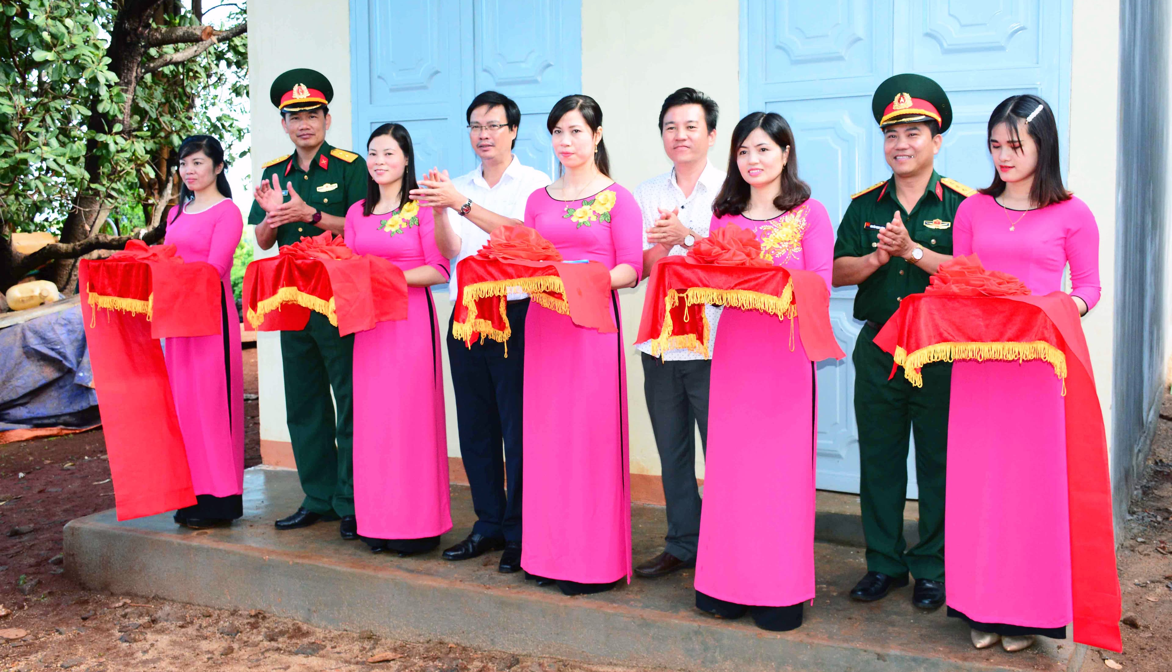 Khánh thành và bàn giao nhà đồng đội, nhà đoàn kết tặng các gia đình khó khăn