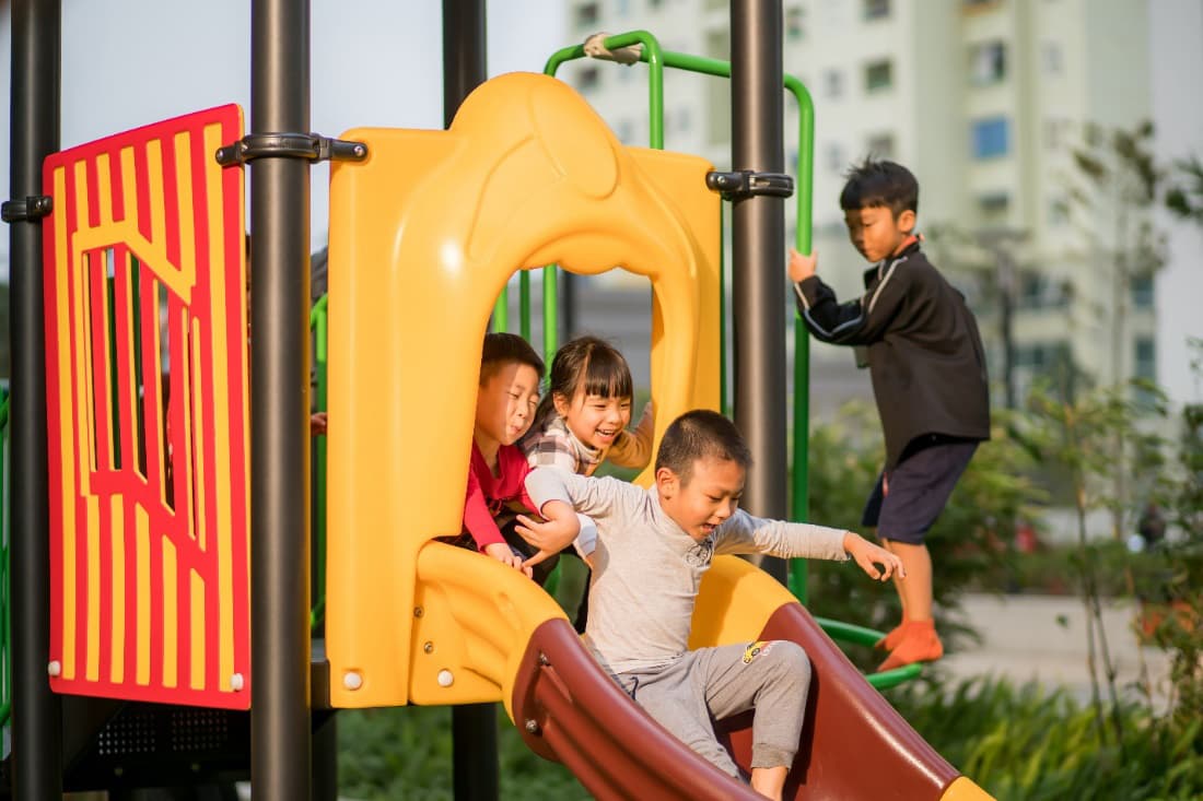 Hè rồi, đừng nhốt con trẻ trong nhà ba mẹ ơi!