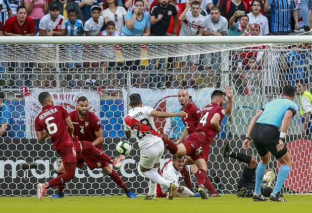 Venezuela, Peru cầm hòa nhau không bàn thắng
