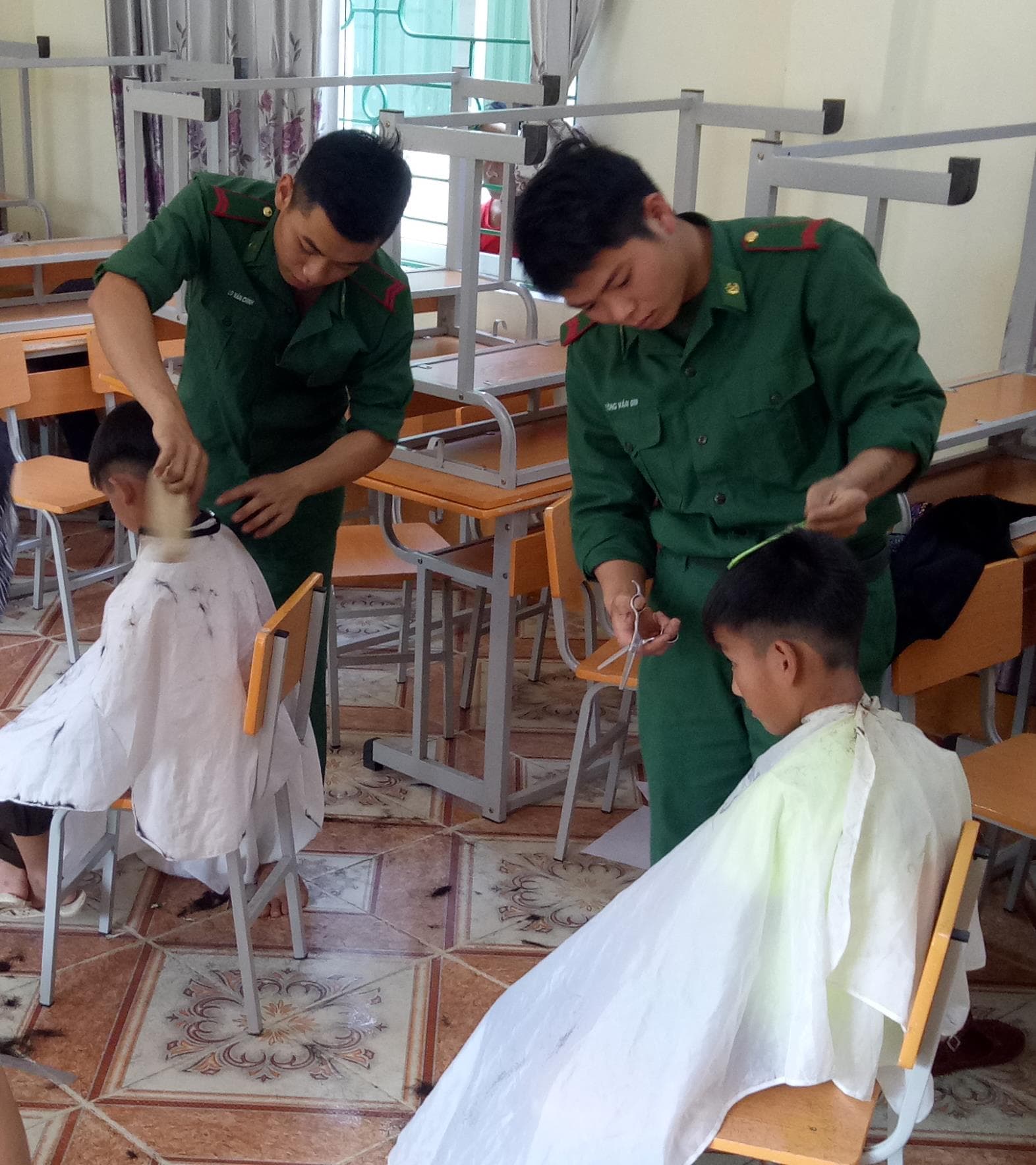 Cùng thầy, cô nâng bước em tới trường