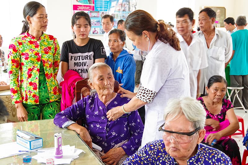Khám bệnh cấp thuốc miễn phí, tặng quà cho 300 lượt người nghèo khu vực biên giới biển
