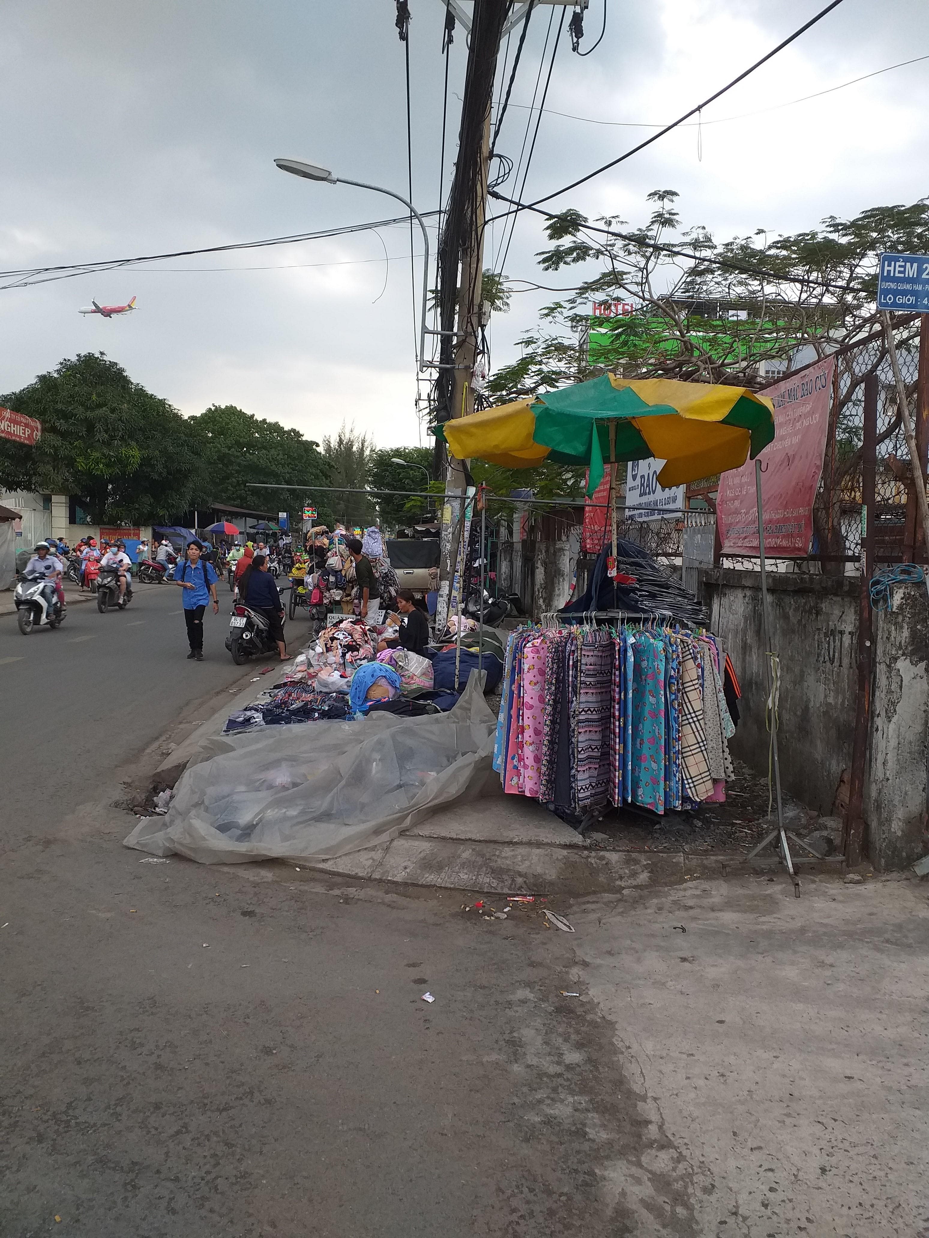 Vỉa hè không phải nơi họp chợ