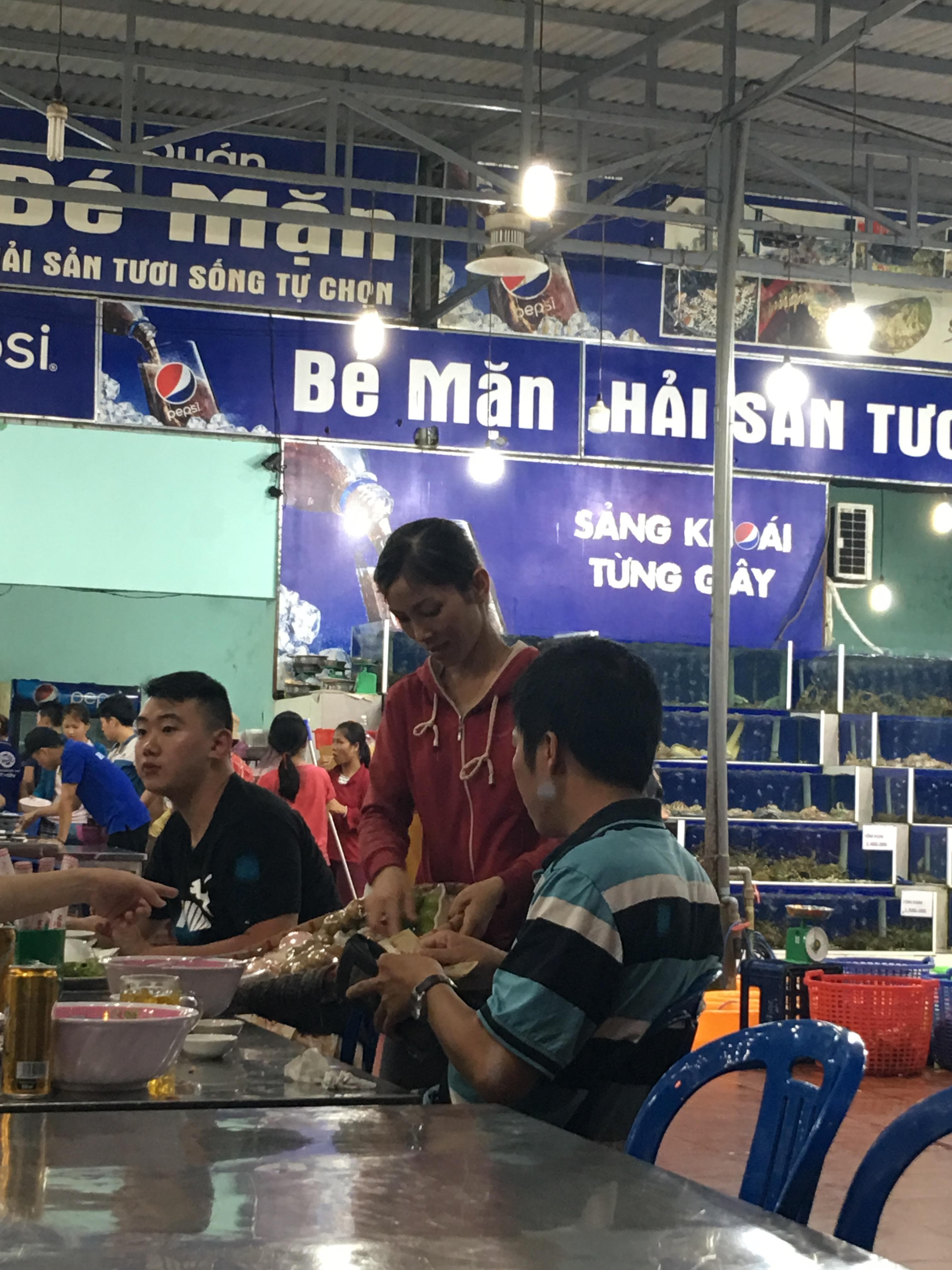 Lại tái diễn nạn bán hàng rong tại bãi biển Mỹ Khê