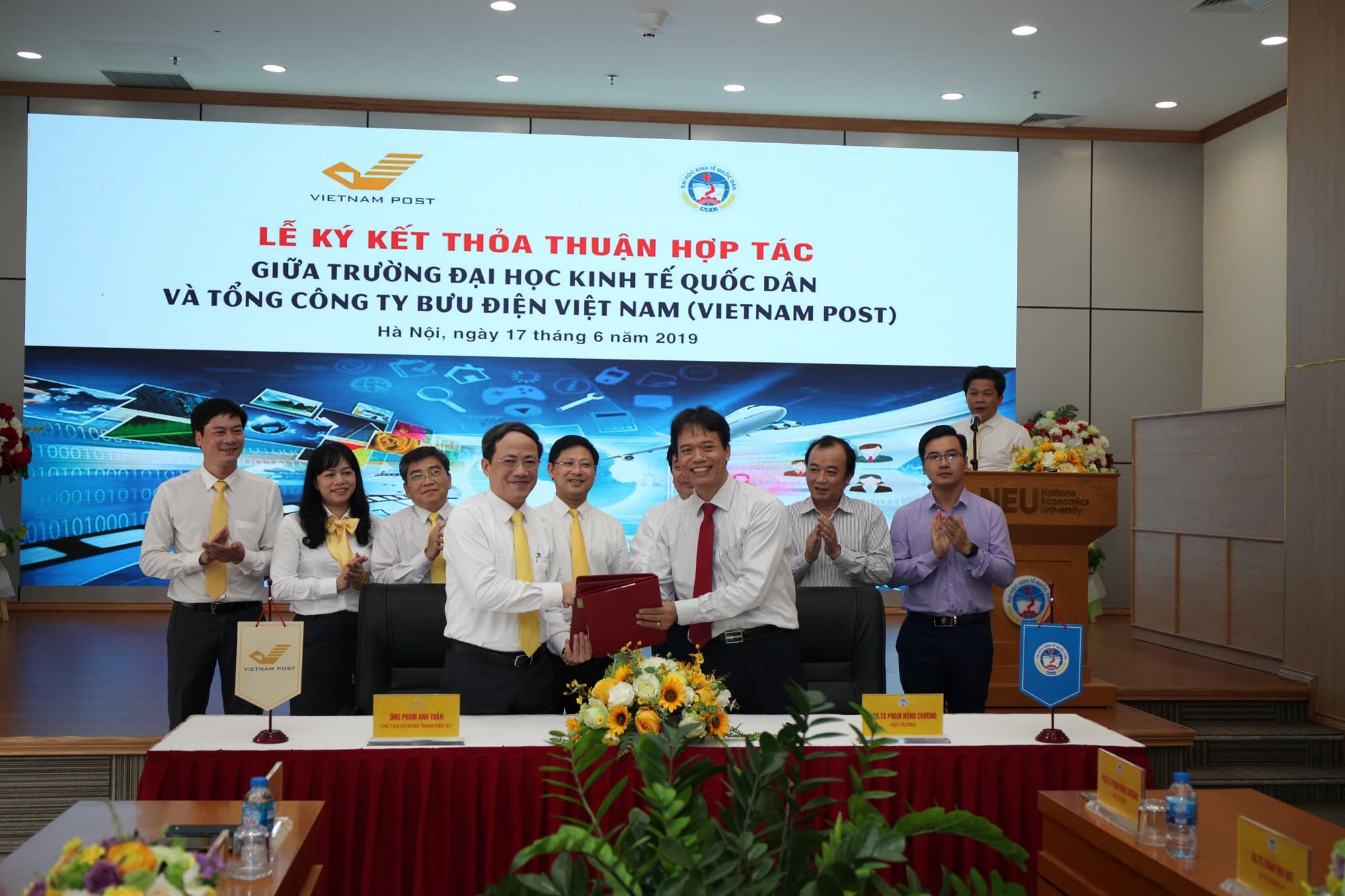 Sinh viên Trường Đại học Kinh tế Quốc dân sẽ được nhận học bổng Vietnam Post