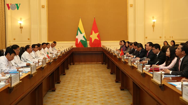Phó thủ tướng Vương Đình Huệ hội đàm với Phó tổng thống Myanmar Myint Swe