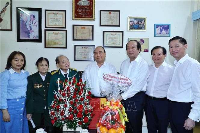 Thủ tướng Nguyễn Xuân Phúc thăm, chúc mừng các nhà báo lão thành tại TP Hồ Chí Minh
