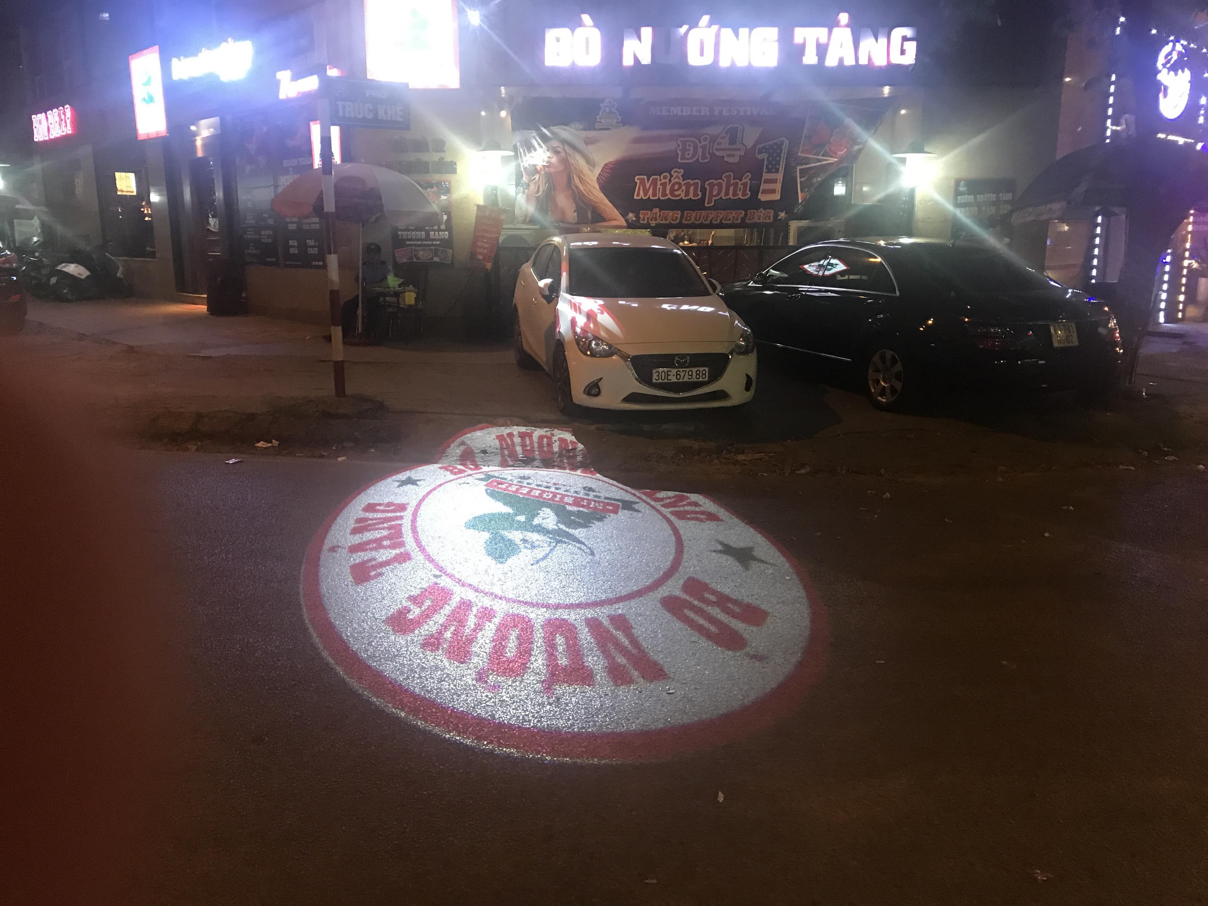 Nguy hiểm đèn quảng cáo chiếu xuống đường