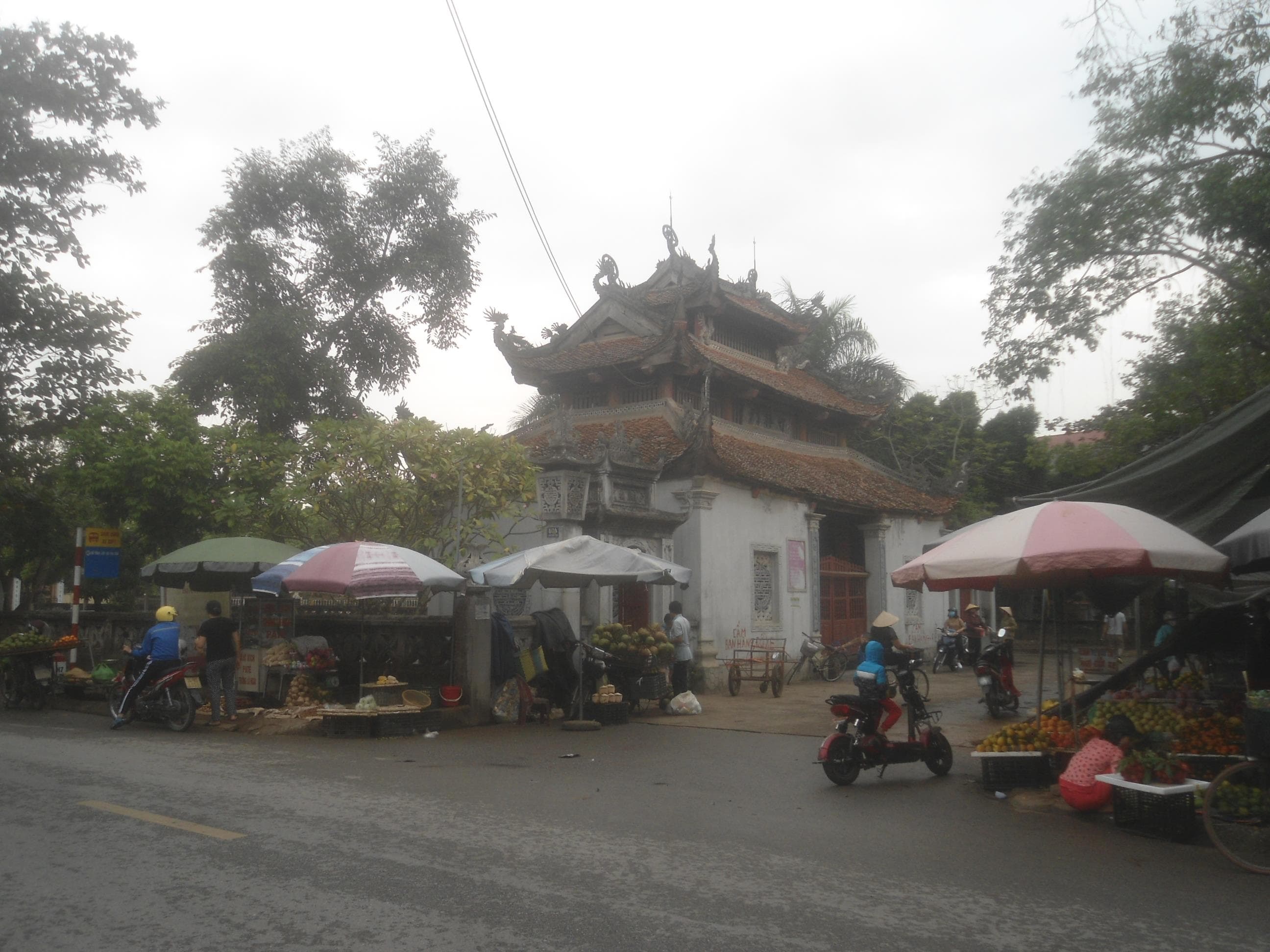 Hàng quán bủa vây cổng chùa