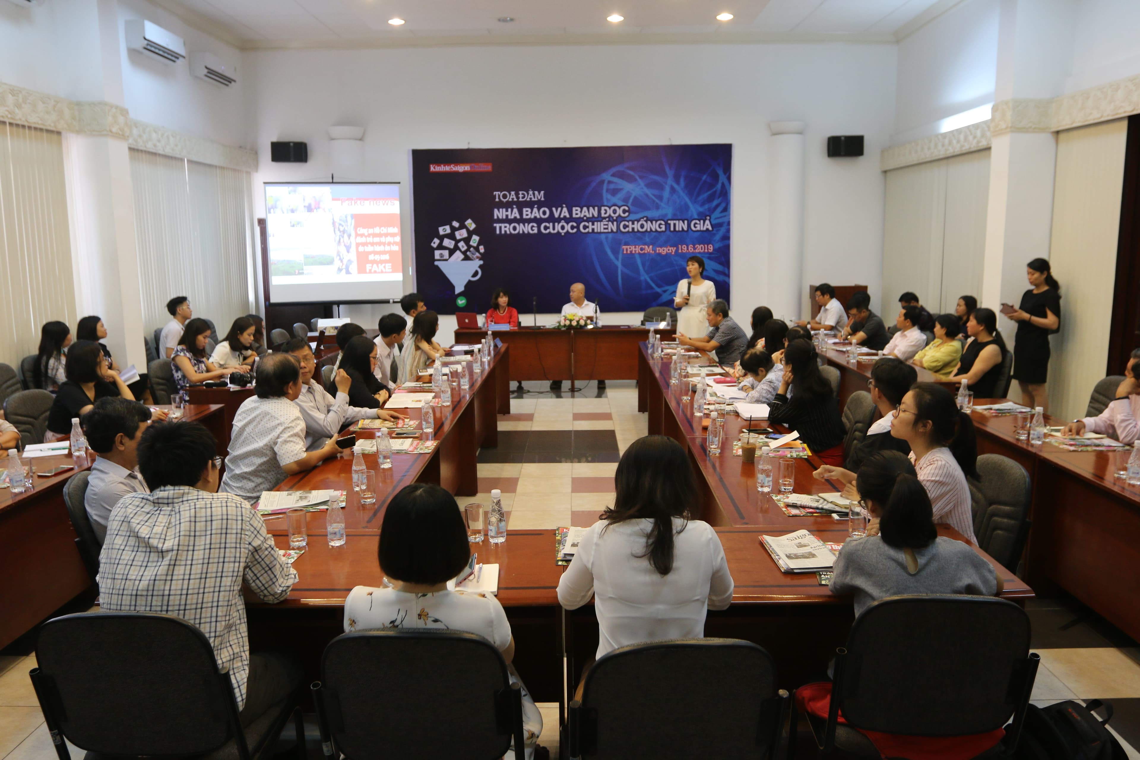 Nhà báo và bạn đọc trong cuộc chiến chống tin giả