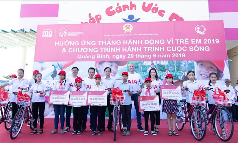 Trao tặng 150 xe đạp và hợp đồng bảo hiểm tới trẻ em khó khăn tỉnh Quảng Bình