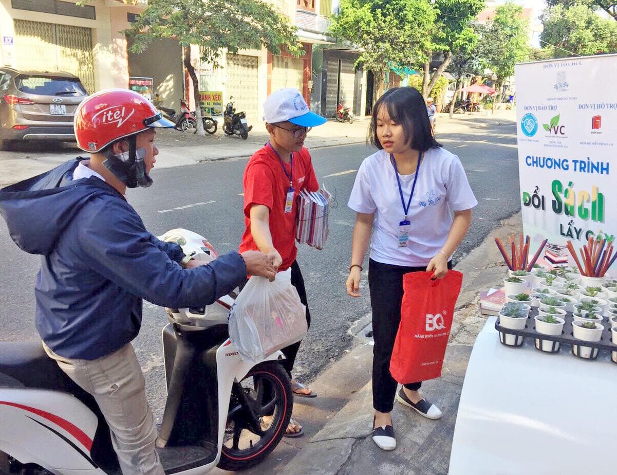“Đổi sách lấy cây” - nhân lên nghĩa cử cao đẹp của tuổi trẻ