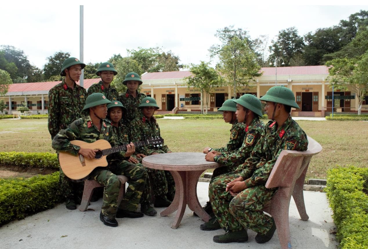 Sĩ quan trẻ “3 cùng, 2 trước, 2 sau”