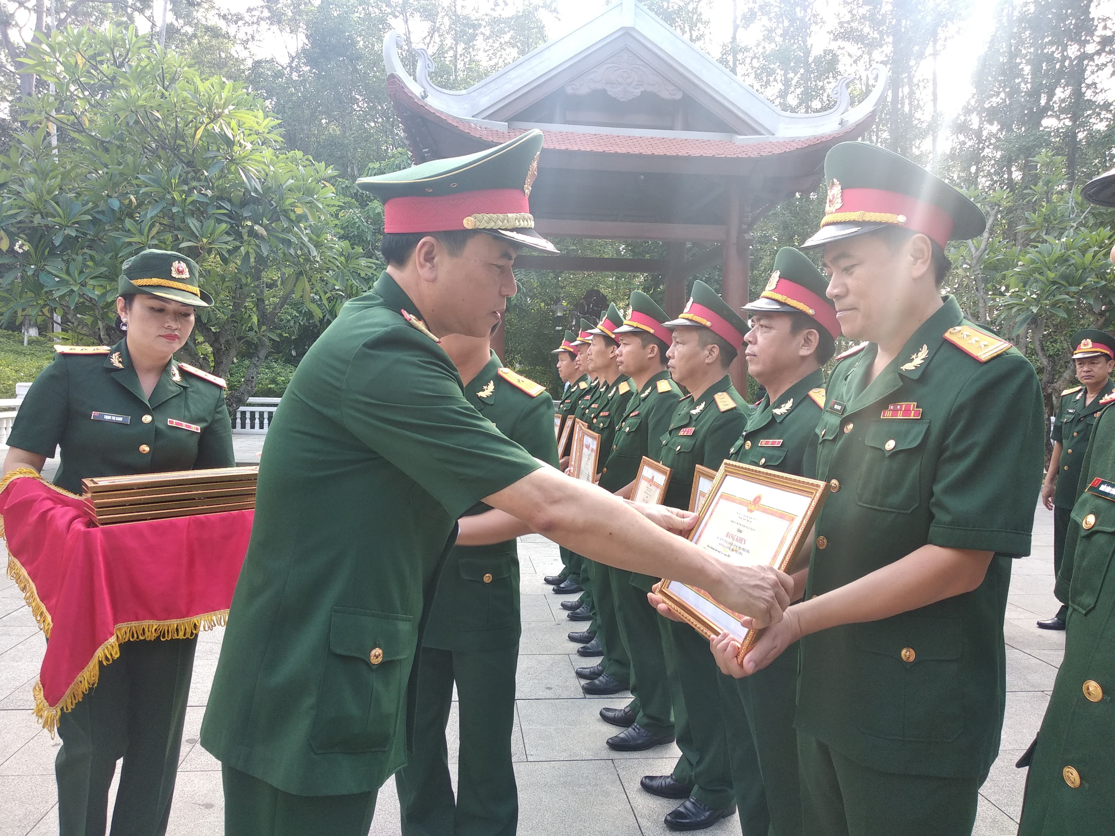 Trường Sĩ quan Lục quân 1 báo công với Bác Hồ