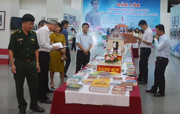 Triển lãm sách, ảnh tư liệu “Đắk Lắk – 50 năm thực hiện Di chúc của Chủ tịch Hồ Chí Minh”