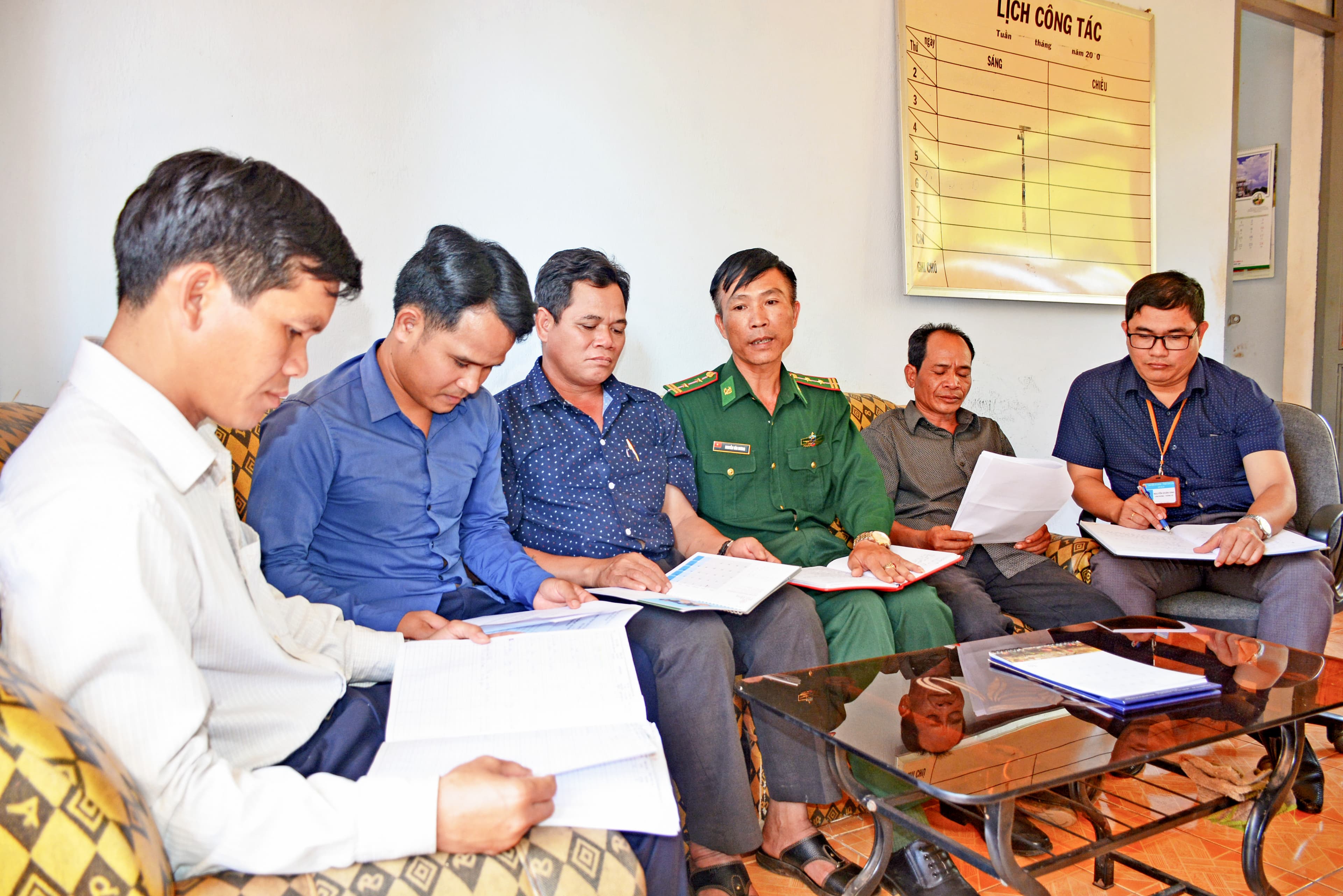 Cán bộ biên phòng “gửi” trong dân