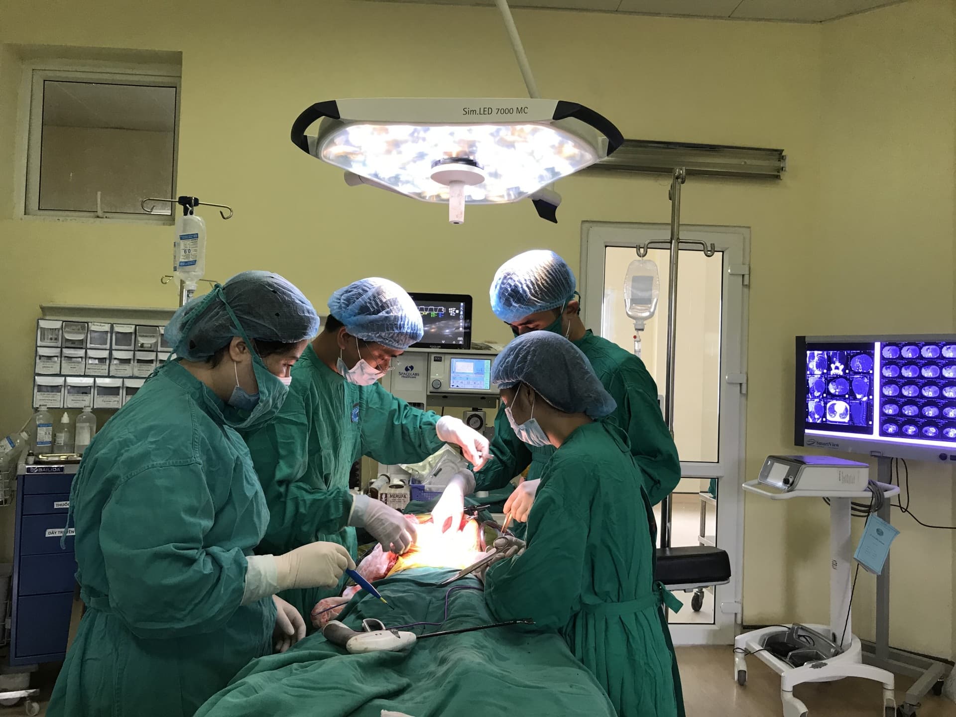 Bệnh viện K phẫu thuật thành công cho bệnh nhi có u thận “khủng”