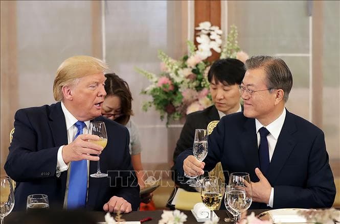 Tổng thống Mỹ, Hàn Quốc ủng hộ cuộc gặp thượng đỉnh Mỹ-Triều ở DMZ