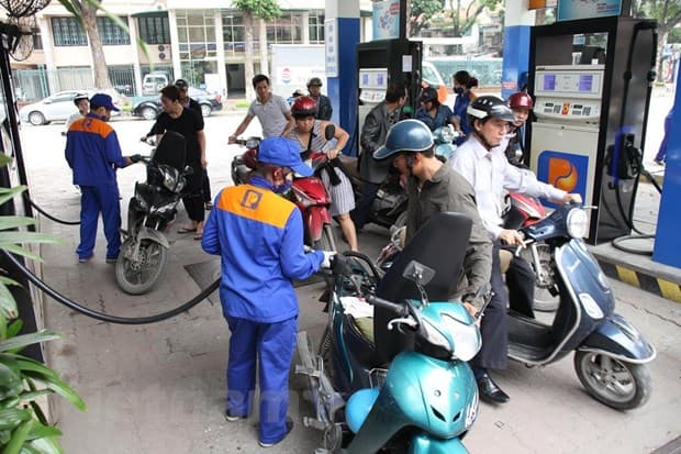 Giá xăng E5 RON92 tăng thêm 420 đồng mỗi lít