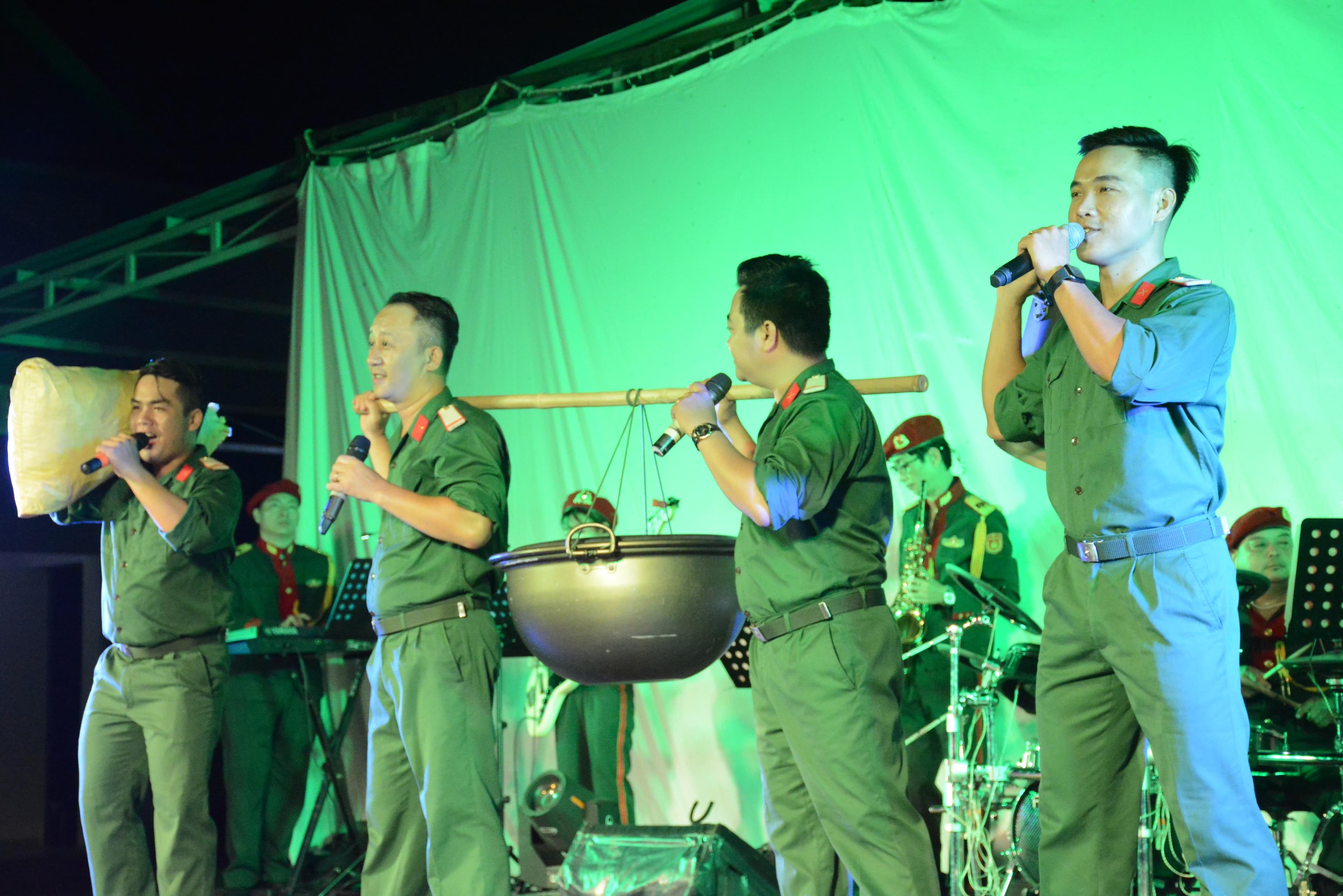 Văn công Quân khu 5 về Hòn Lay