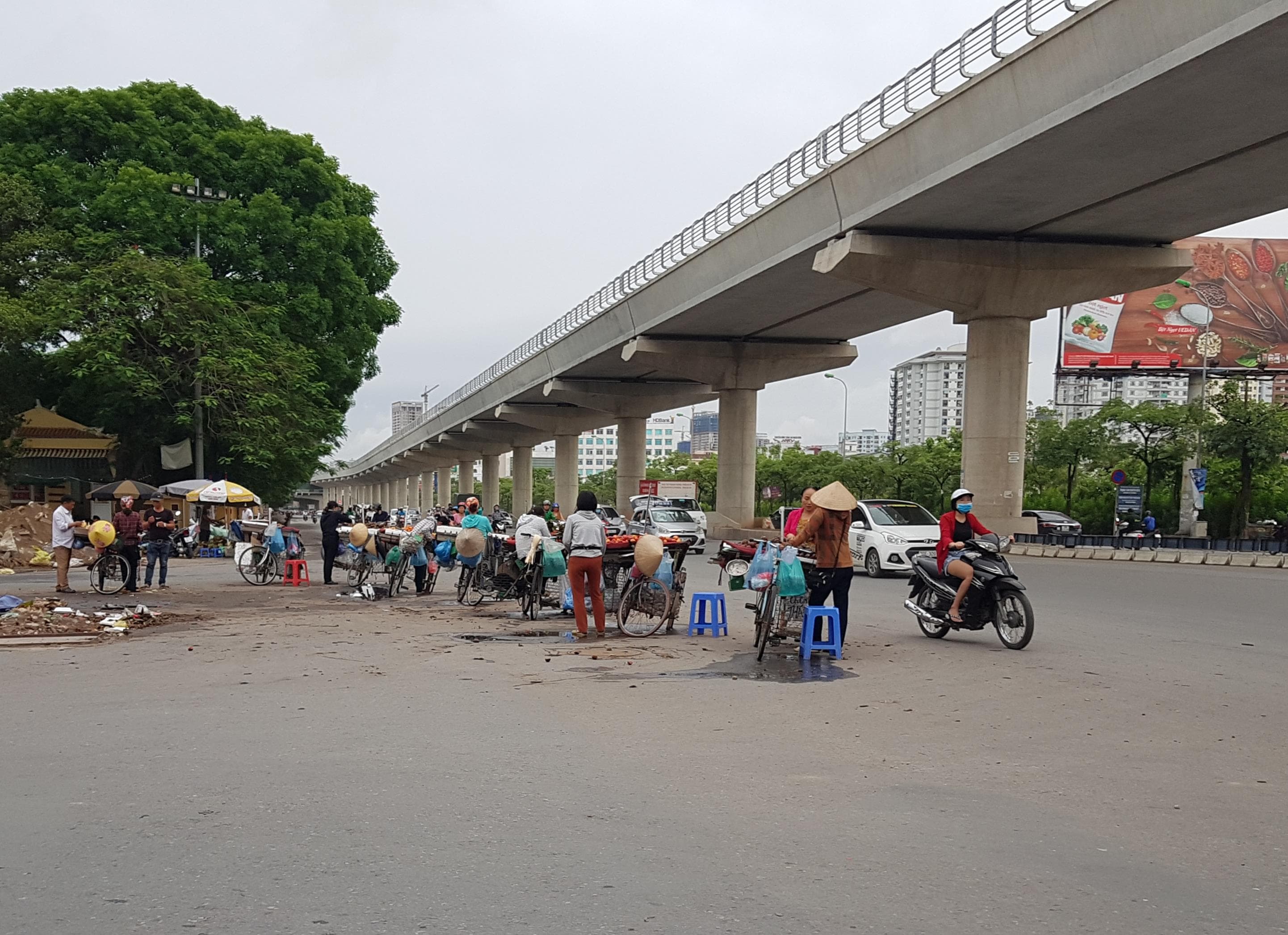 Bán hàng rong ở ngã ba phố