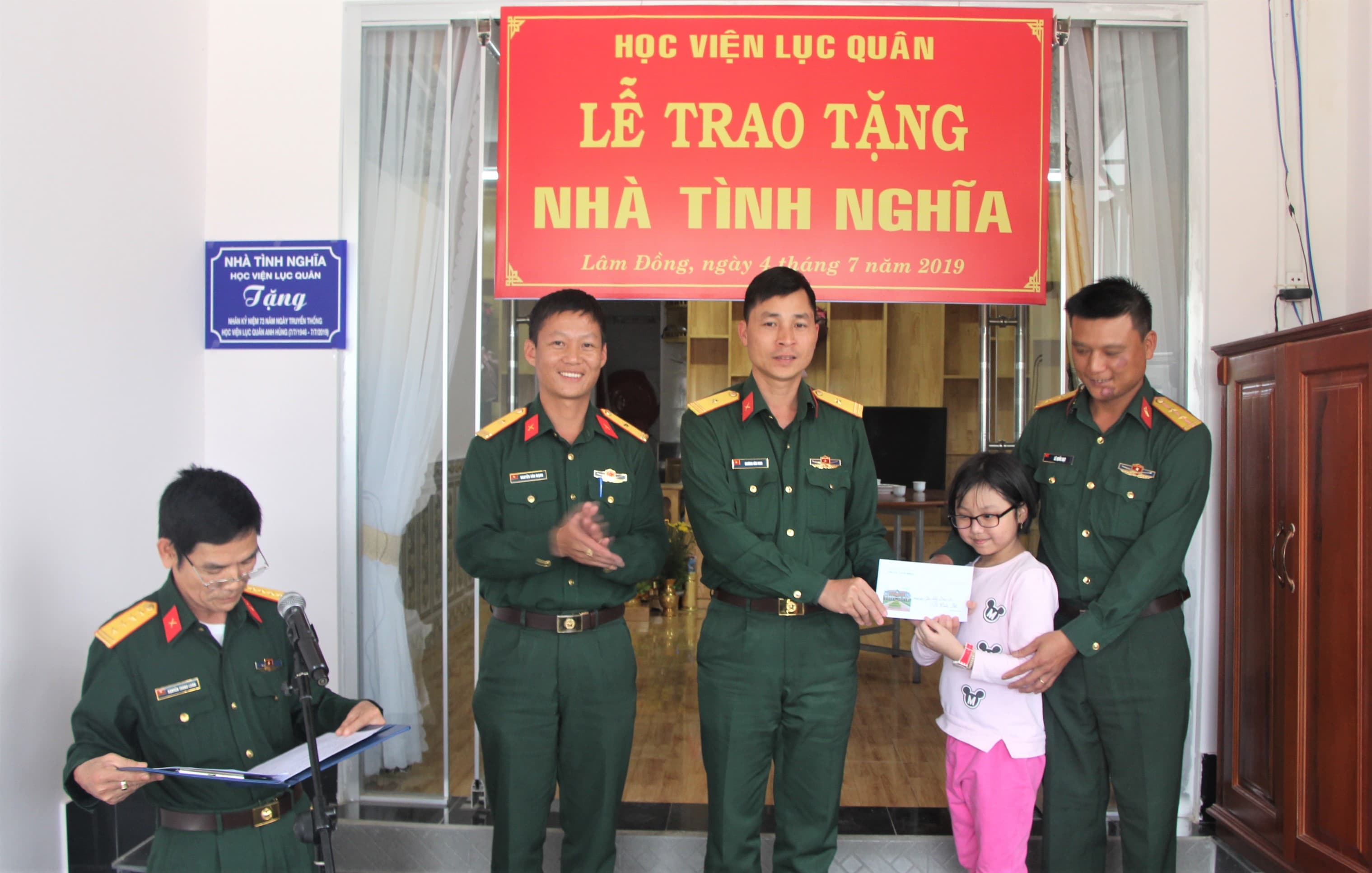 Học viện Lục quân trao tặng nhà tình nghĩa