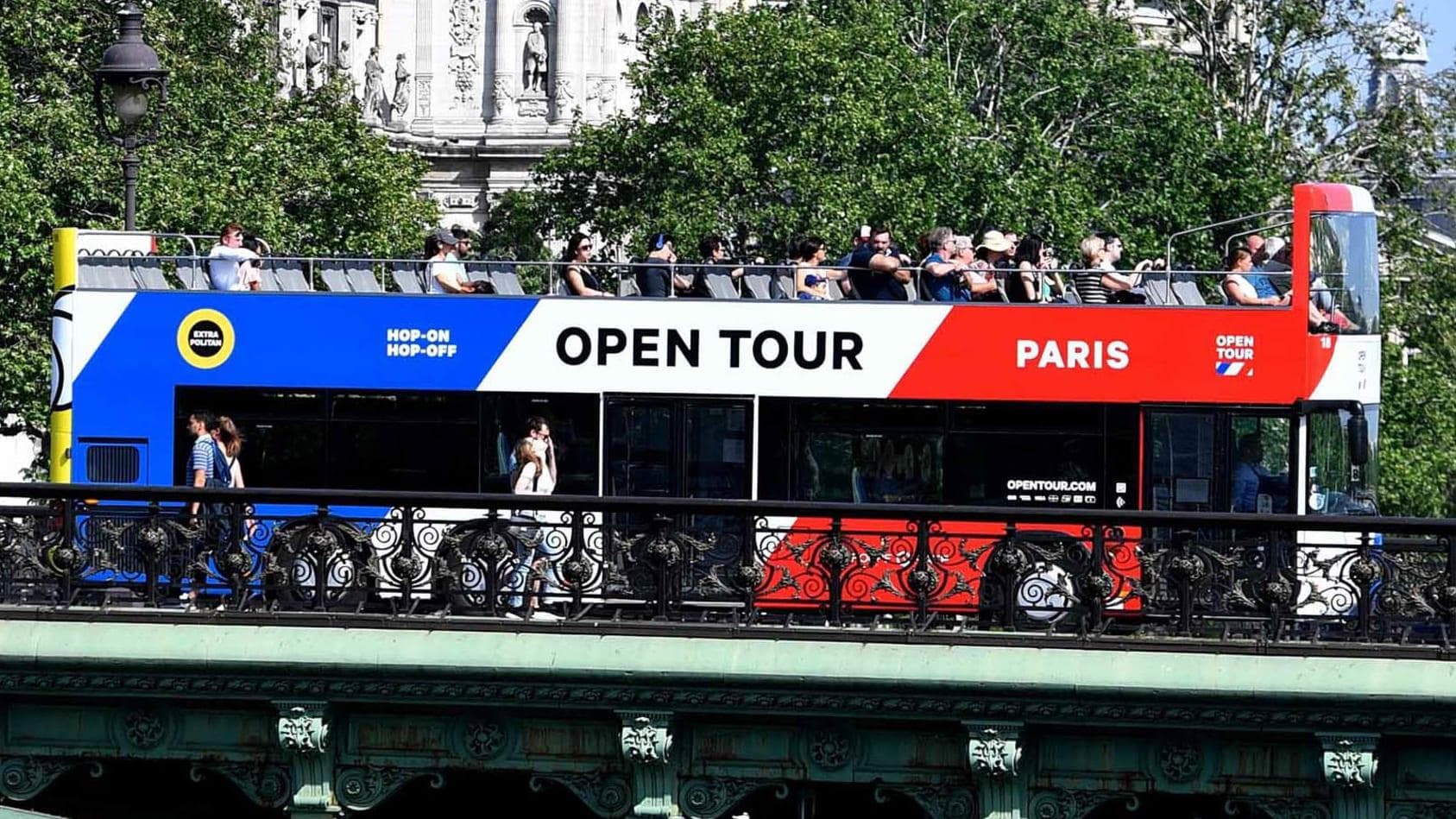 Paris hạn chế lưu thông xe buýt vì quá tải khách du lịch