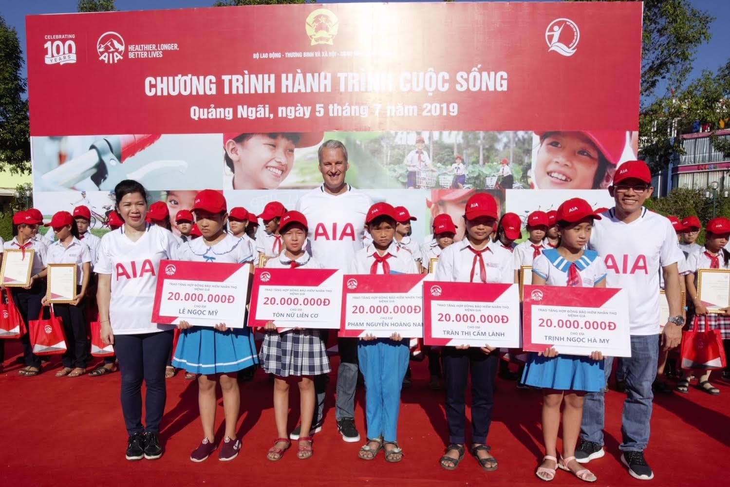 Trao xe đạp và tặng quà trẻ em khó khăn tỉnh Quảng Ngãi
