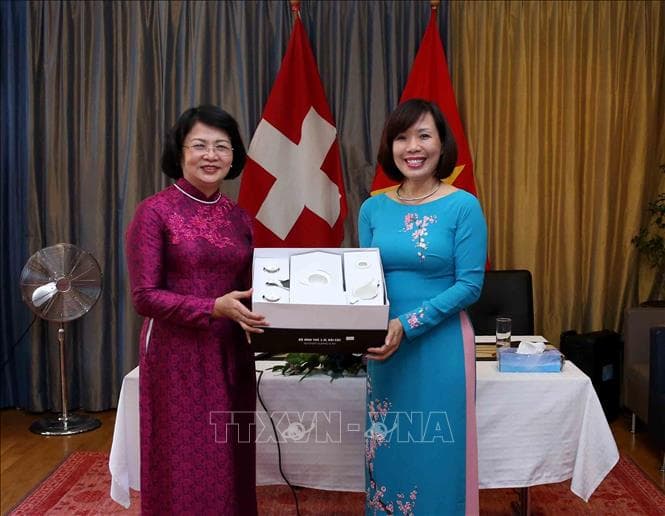 Phó chủ tịch nước Đặng Thị Ngọc Thịnh gặp gỡ đại diện tiêu biểu của cộng đồng người Việt Nam tại Thụy Sĩ
