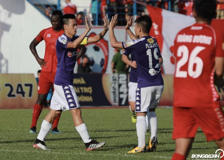 Hà Nội FC vươn lên ngôi đầu