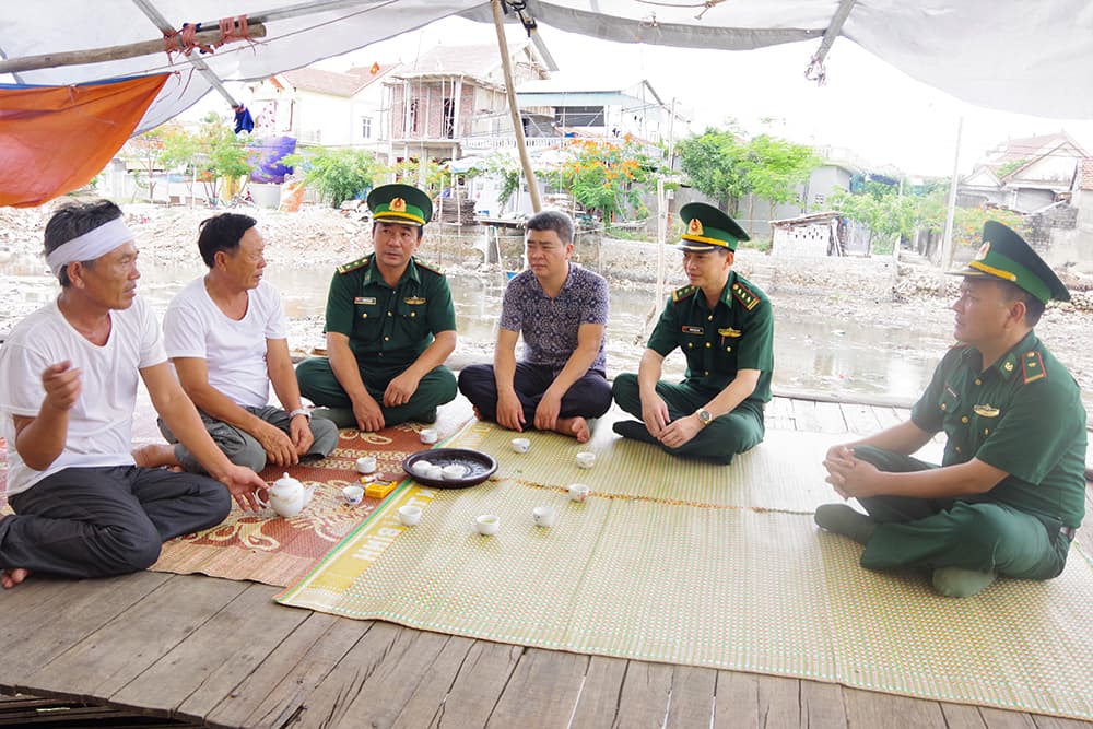 Thăm hỏi hỗ trợ các gia đình có thuyền viên gặp nạn trên biển