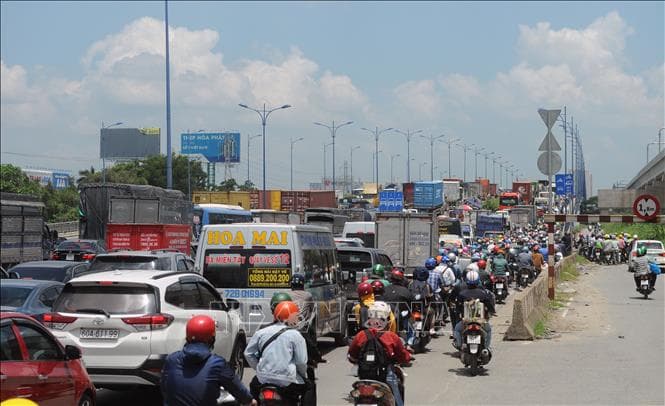 Thành phố Hồ Chí Minh: Kẹt xe hơn 5 giờ do xe cẩu hỏng trên cầu Phú Mỹ