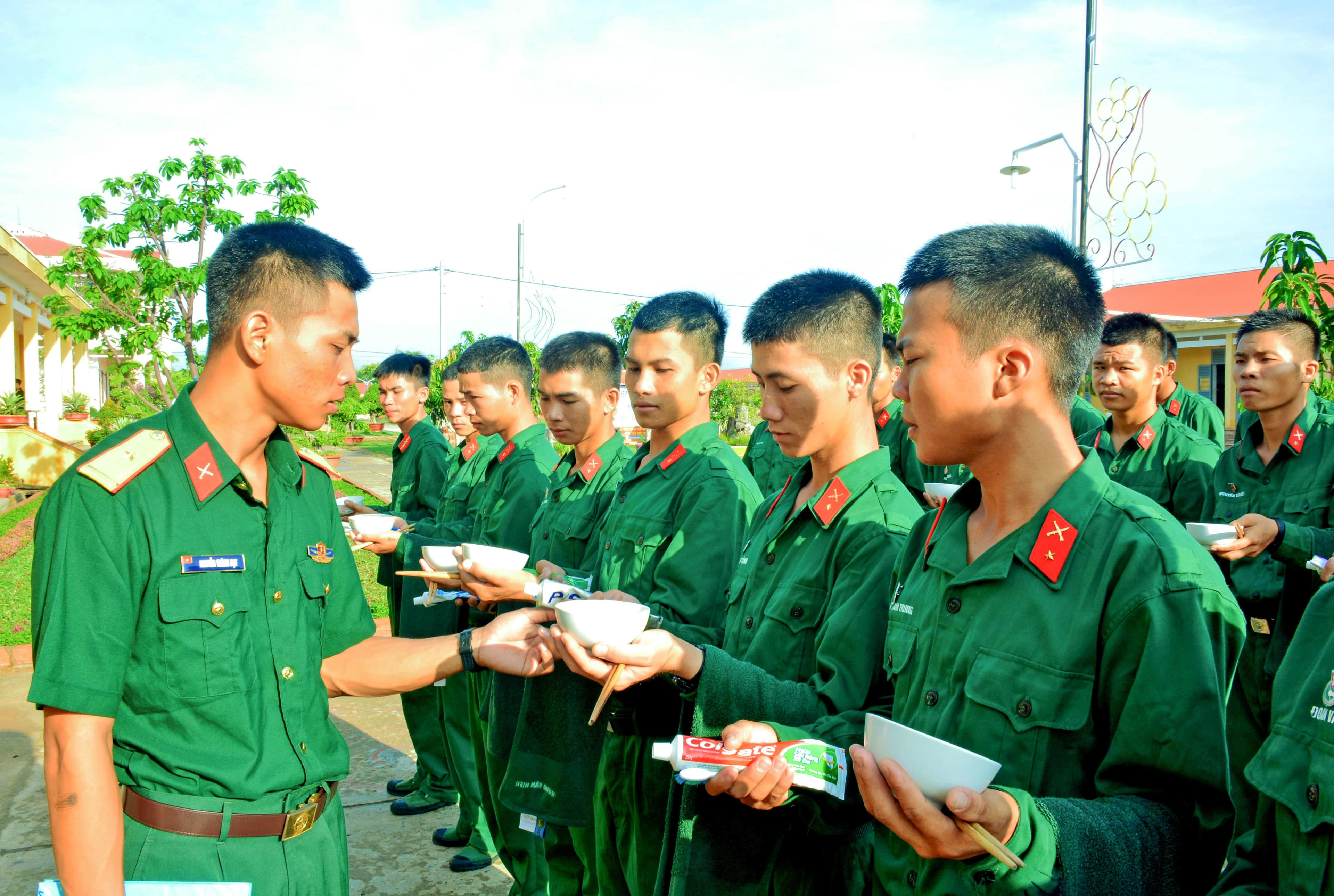 Cán bộ nêu gương, chiến sĩ đồng lòng