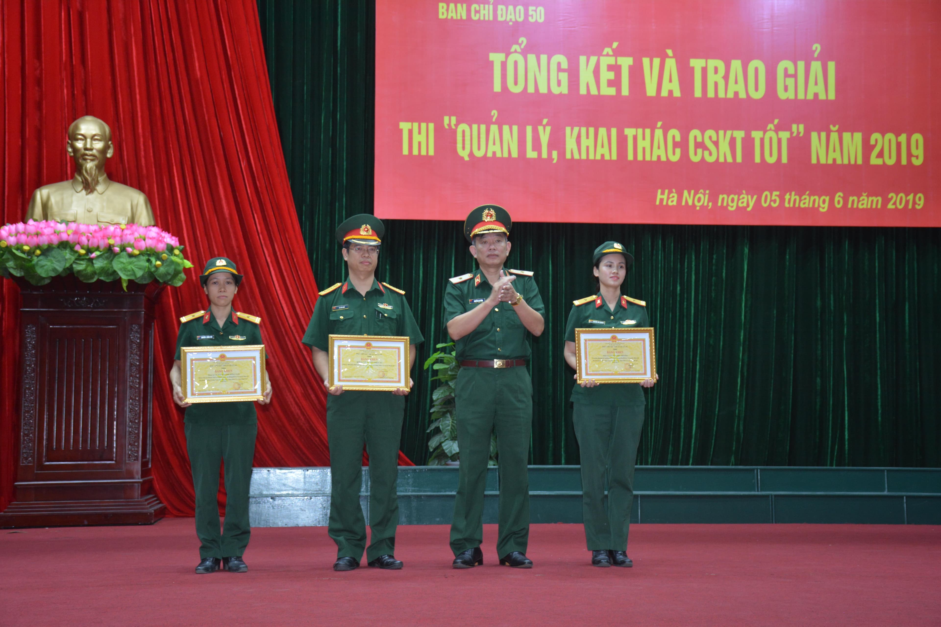 Hai “cô gái vàng” ở Khoa Vô tuyến điện tử