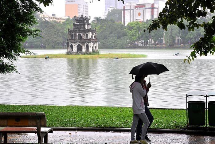 Miền Bắc có mưa, Trung Bộ nắng nóng vẫn gay gắt