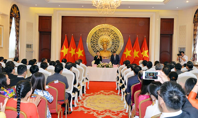Chủ tịch Quốc hội Nguyễn Thị Kim Ngân thăm, làm việc với Đại sứ quán Việt Nam tại Trung Quốc