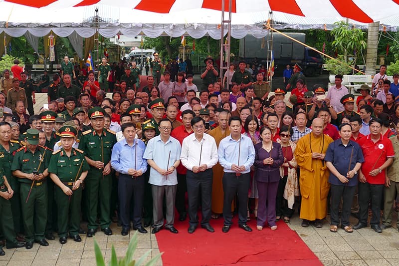 Nguyên Chủ tịch nước Trương Tấn Sang dâng hương tại Nghĩa trang Liệt sĩ Vị Xuyên