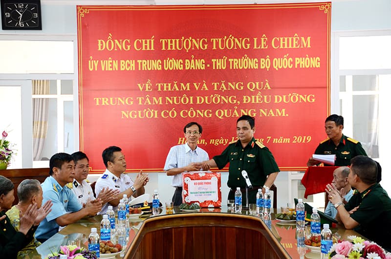Đoàn công tác Bộ Quốc phòng thăm, tặng quà người có công trên địa bàn Quân khu 5