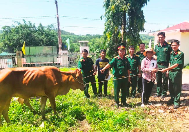 Bộ CHQS tỉnh Khánh Hòa tặng bò giống cho 2 hộ nghèo