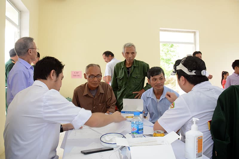 Bệnh viện Quân y 103 khám bệnh, cấp thuốc miễn phí tại huyện Lạc Sơn, Hòa Bình
