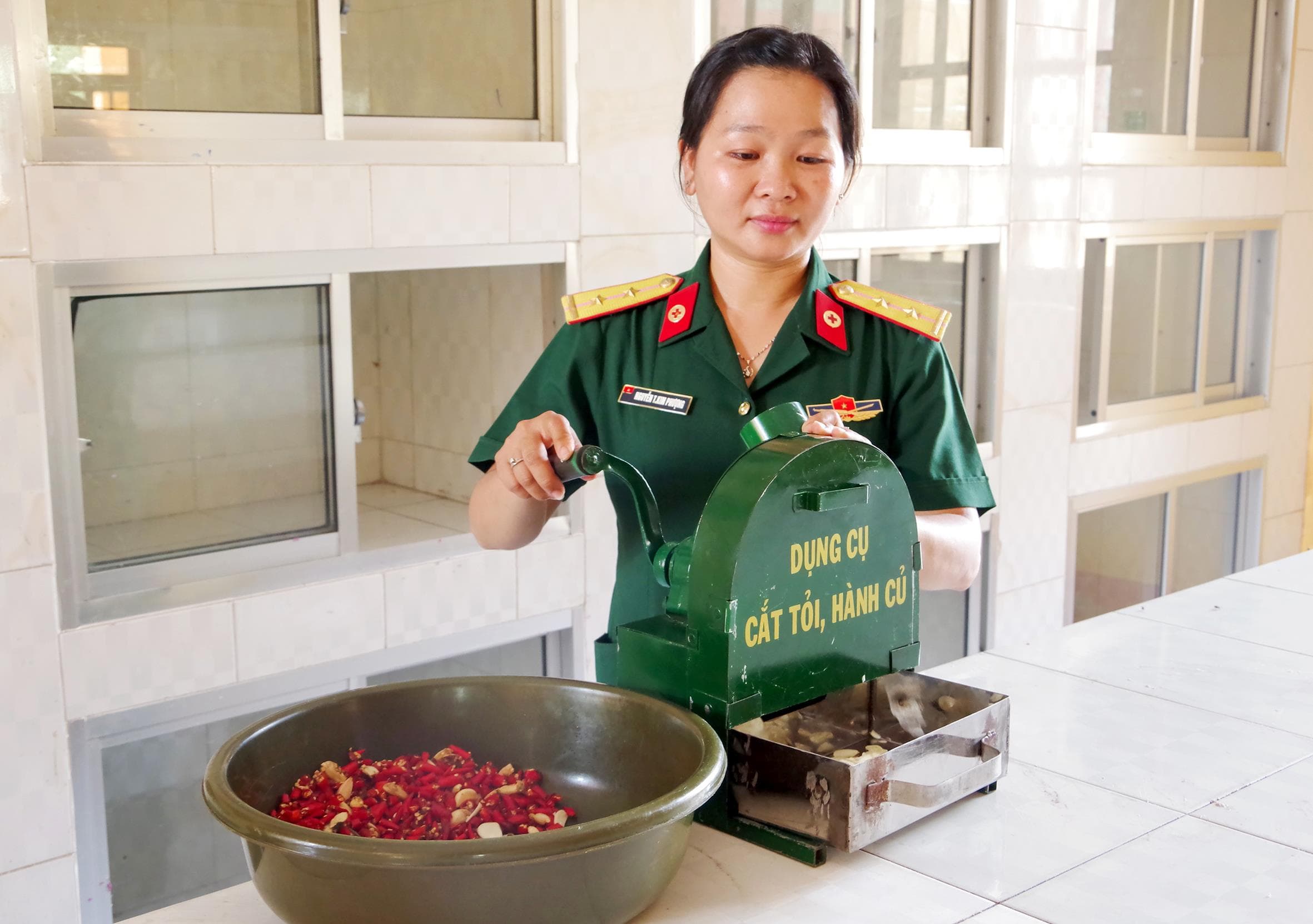 Nữ y sĩ với “dụng cụ cắt tỏi, hành, các loại củ, quả”